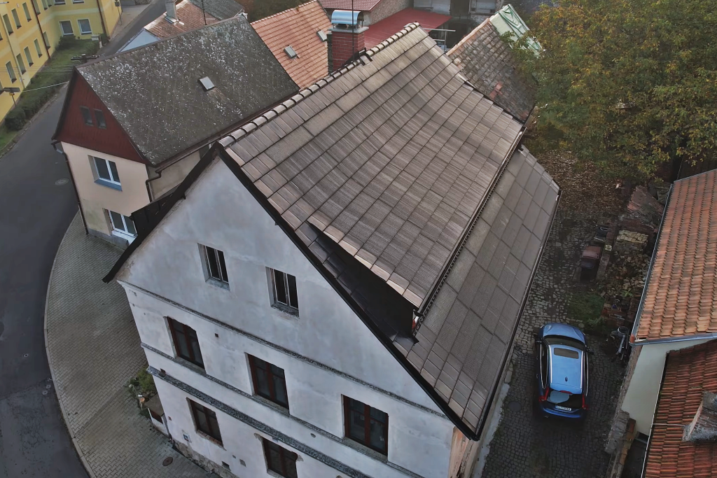 Dům s novou střechou se solárními taškami
