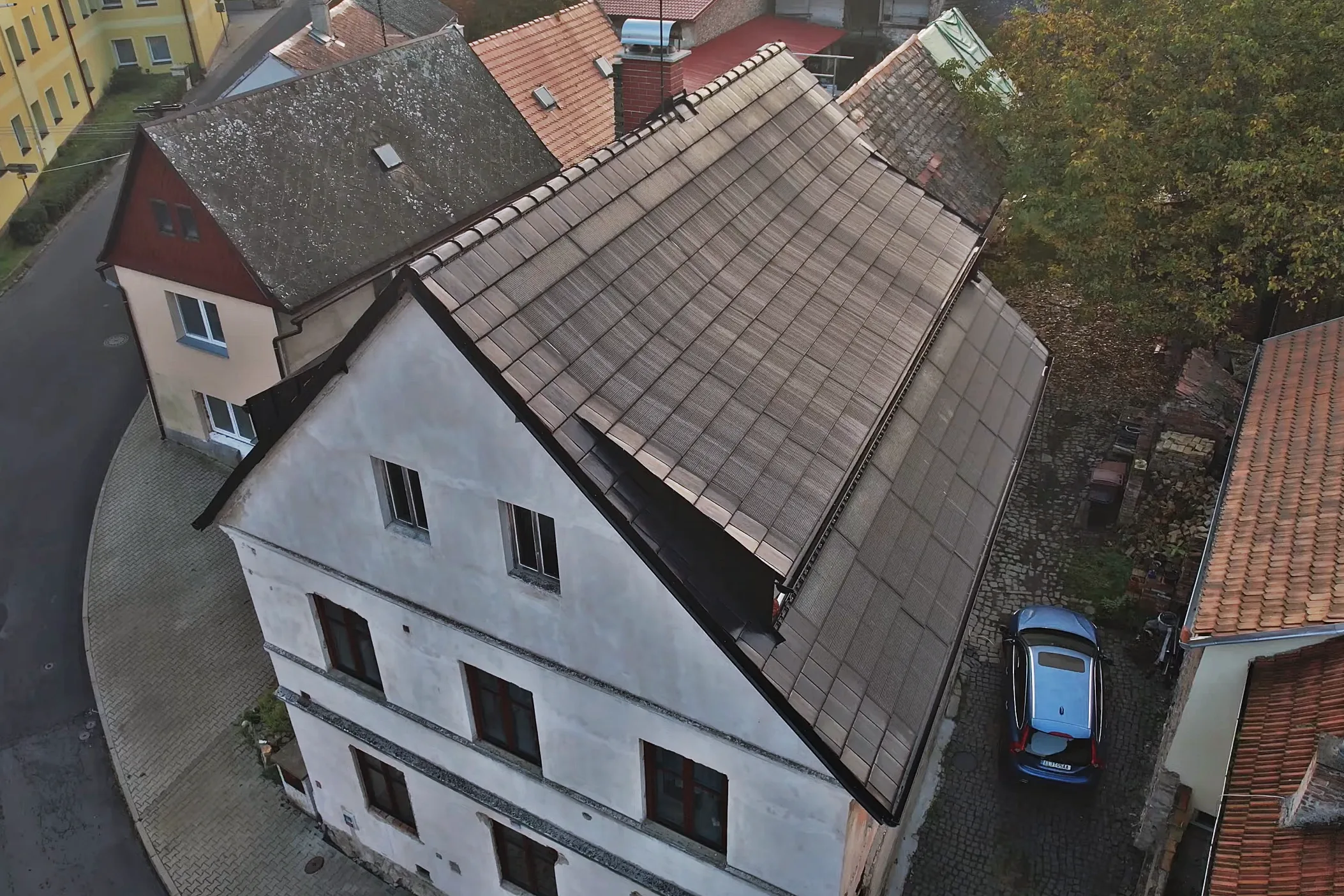 Dům s novou střechou se solárními taškami