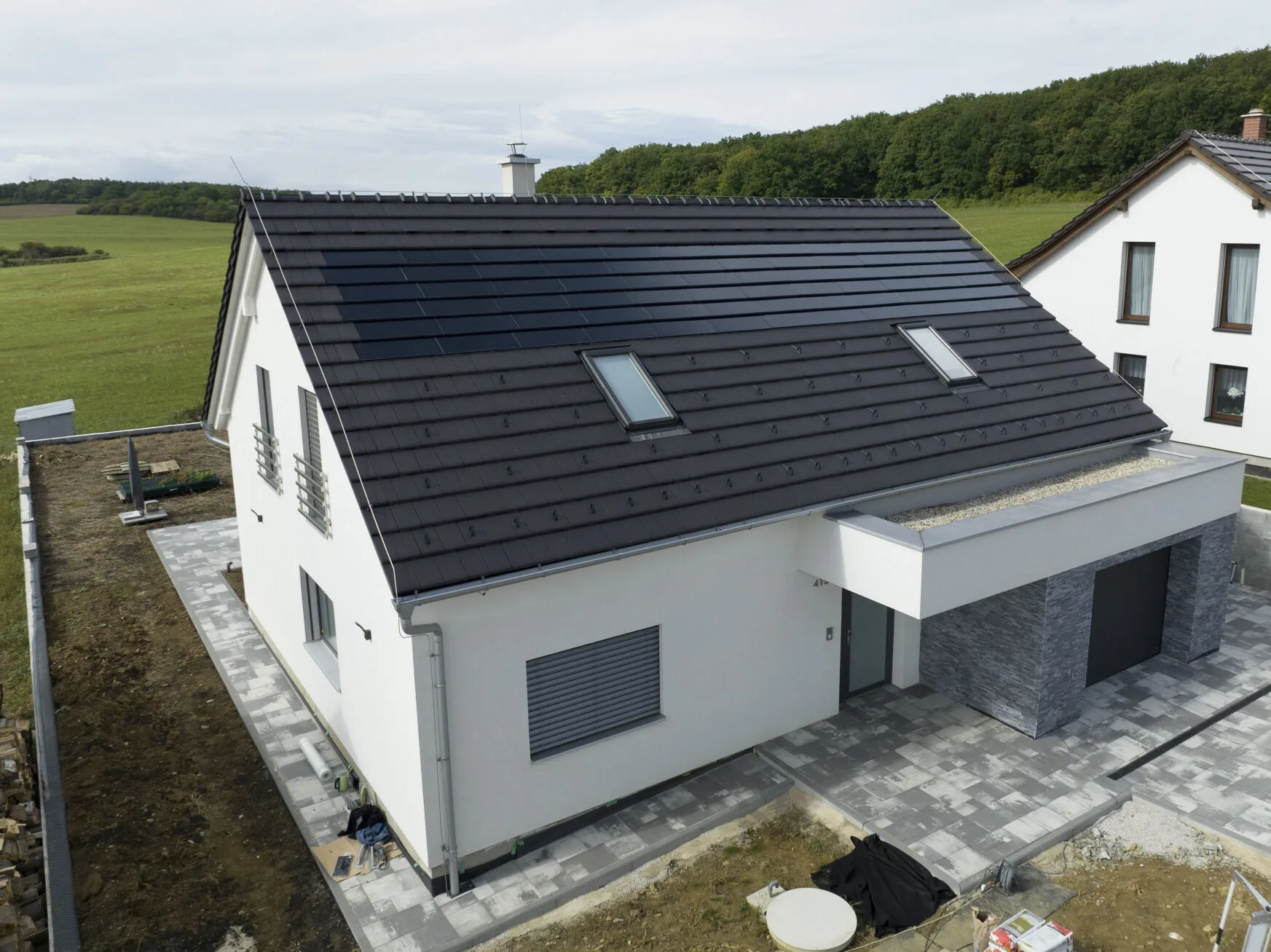 Dům s novou střechou se solárními taškami