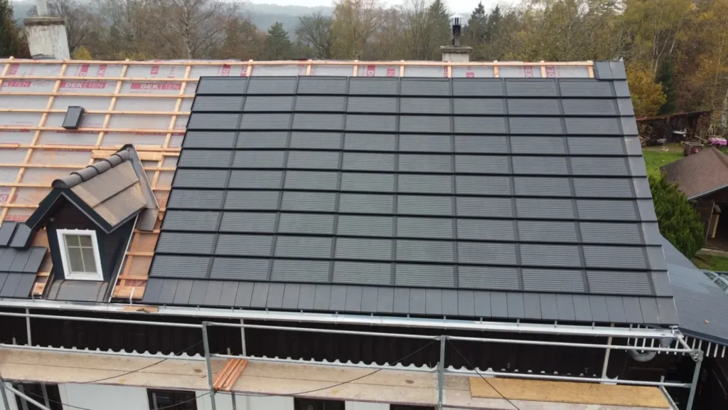 Pokládka solárních tašek na střechu