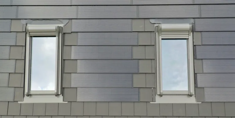 Uspořádání solárních tašek na střeše