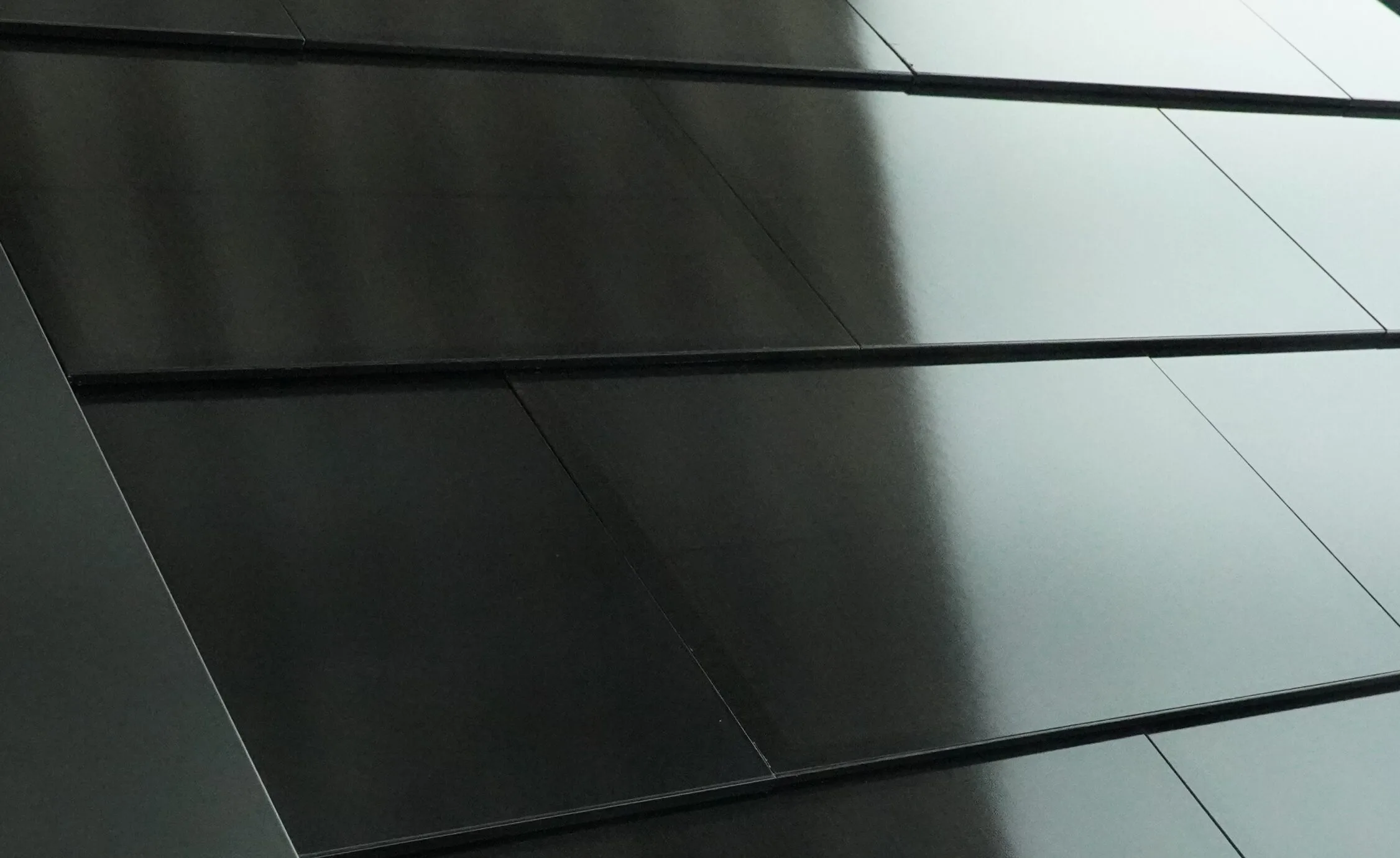 Solární tašky PAXOS na střeše 1