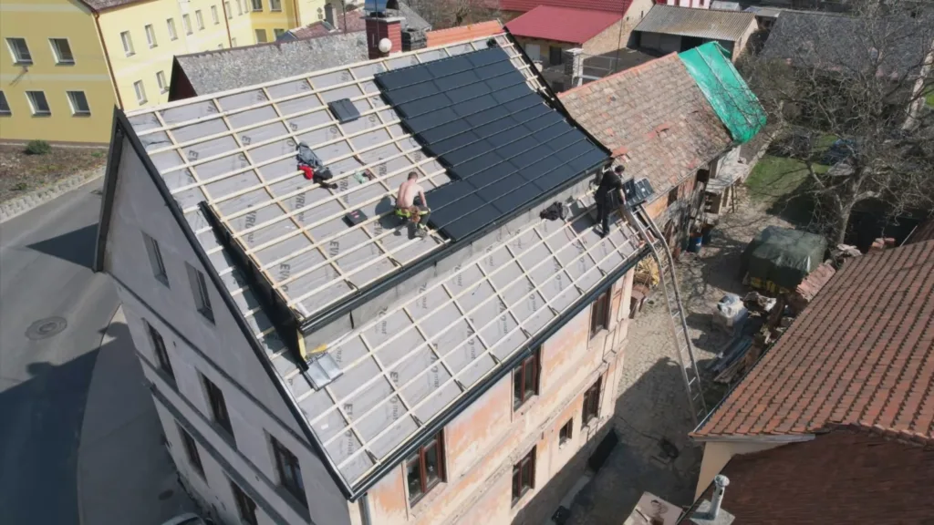 Rekonstrukce střechy - pokládka solárních tašek