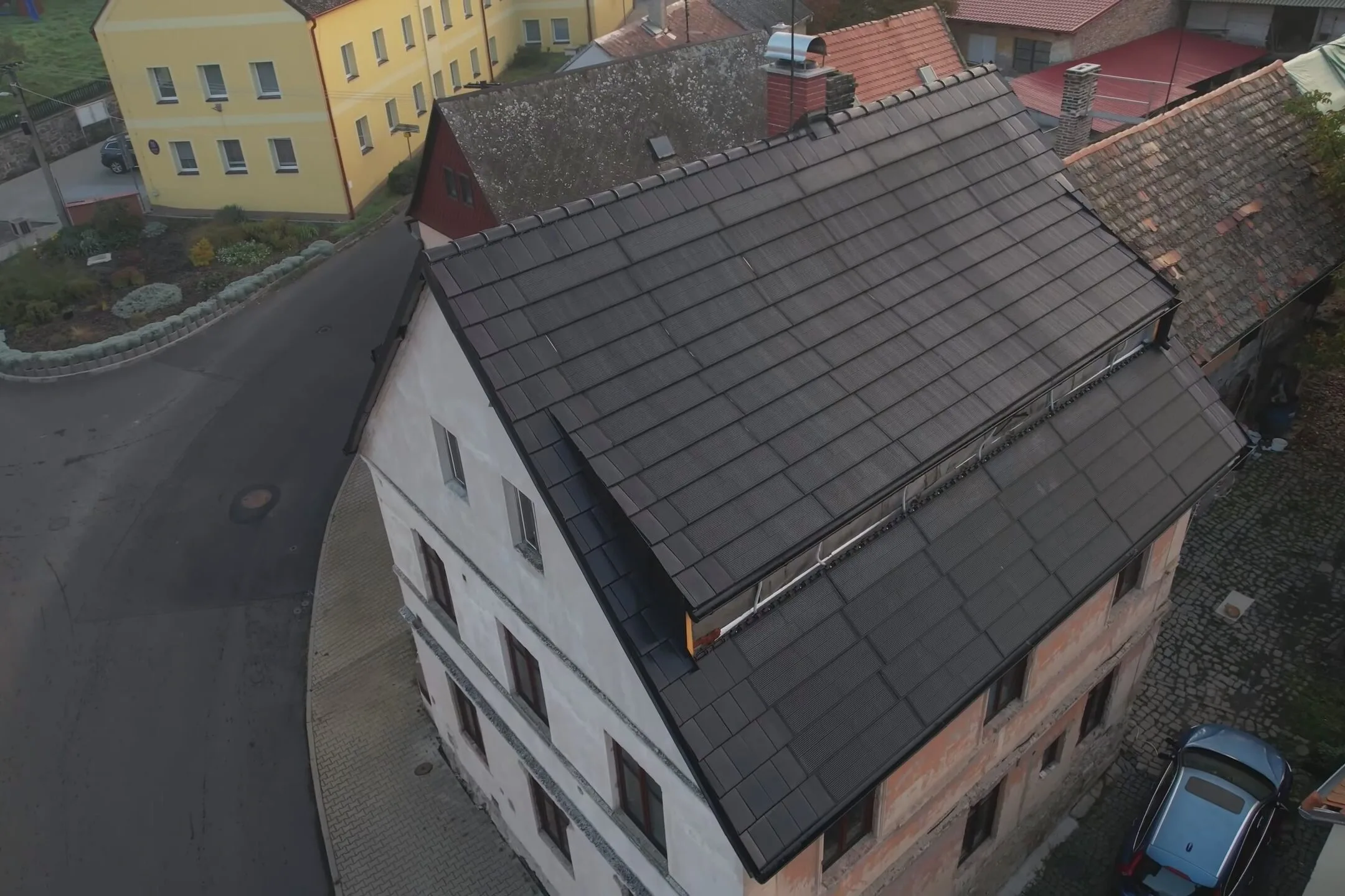 Dům s novou střechou se solárními taškami 1