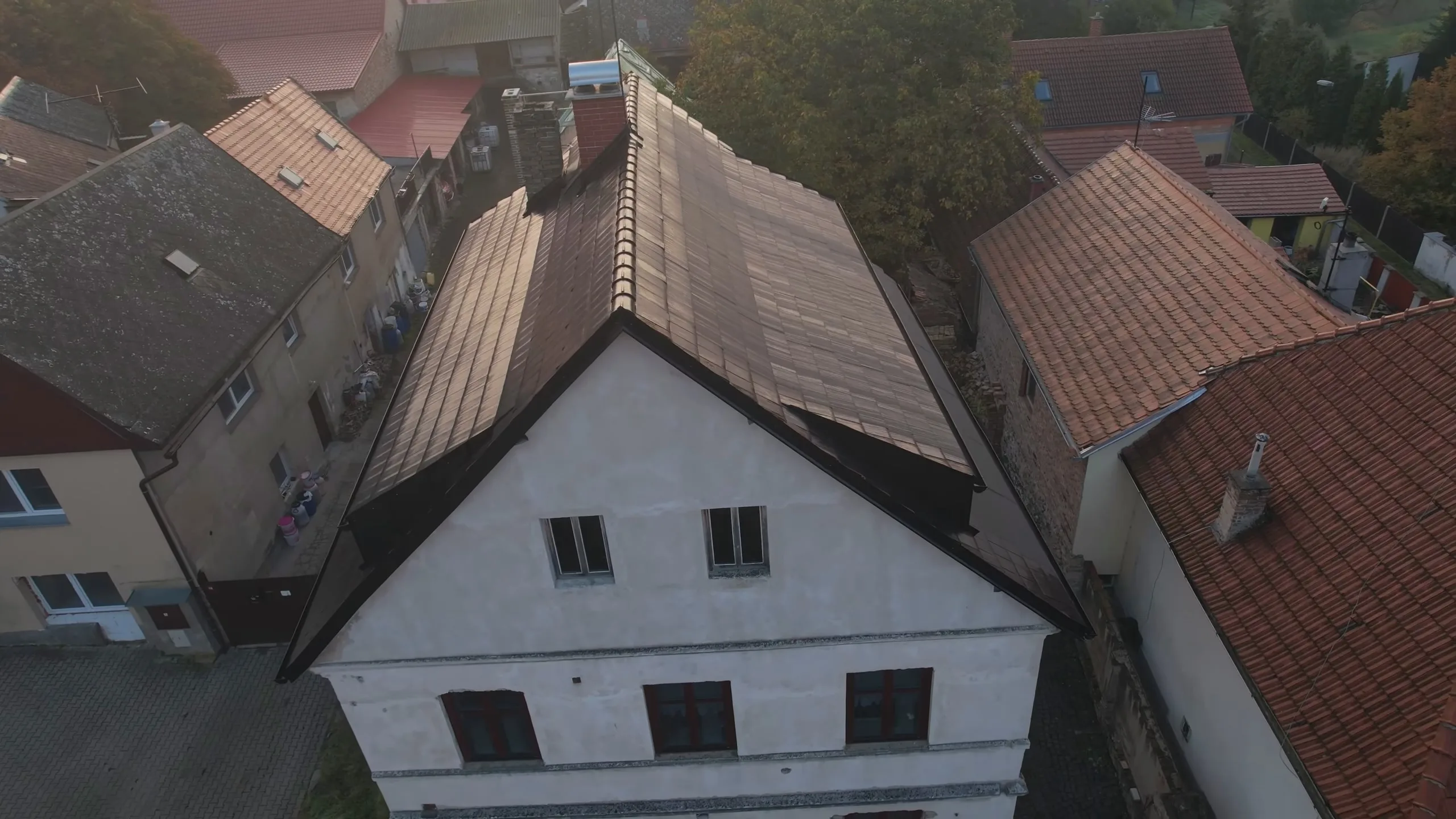 Dům se střechou se solárními taškami 1