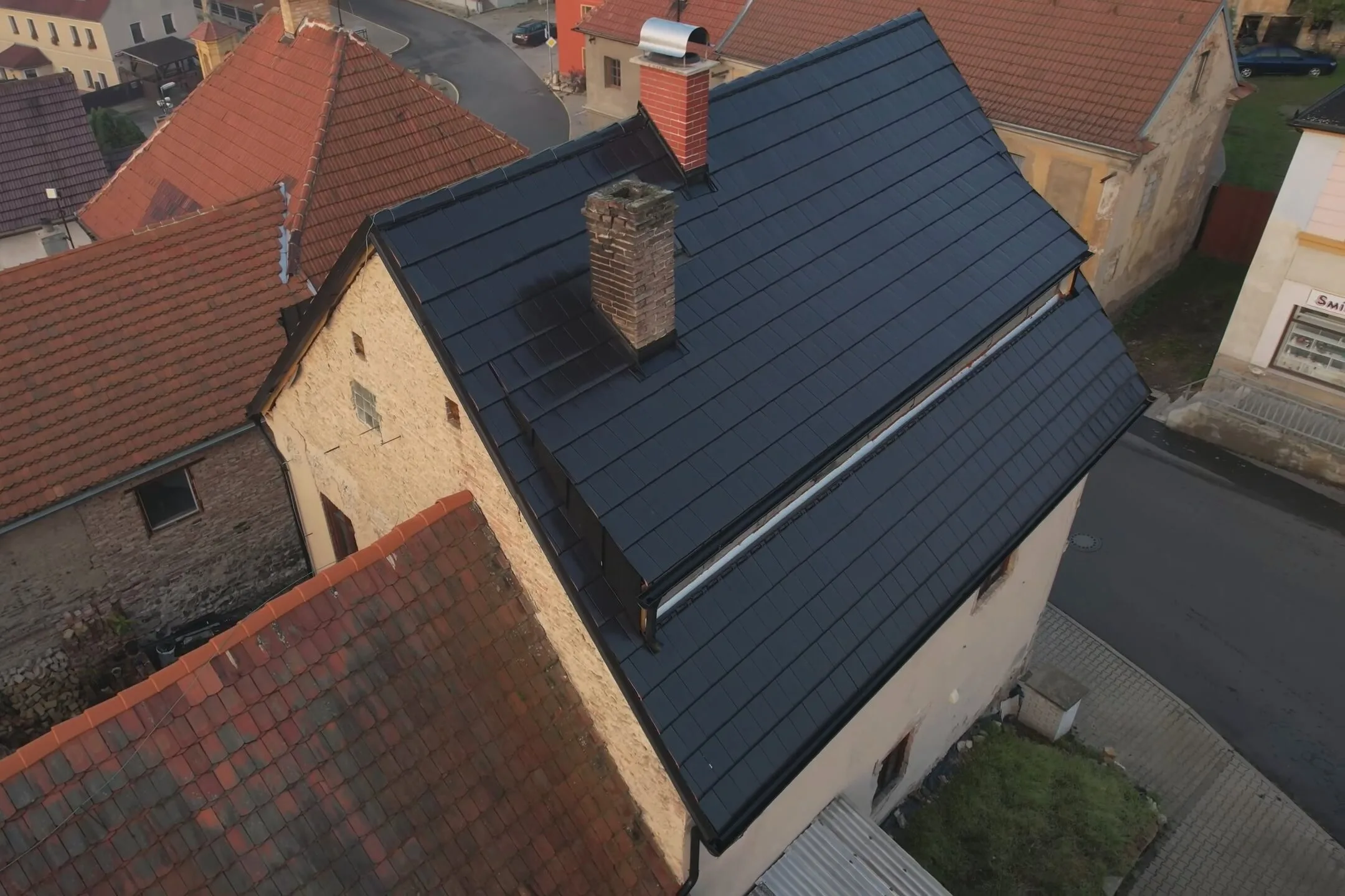 Dům s novou střechou se solárními taškami 3