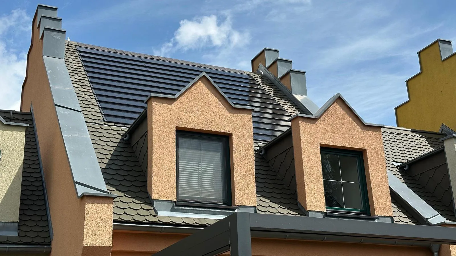 Novinka: Nelskamp fotovoltaická střešní krytina pro černou a červenou bobrovku