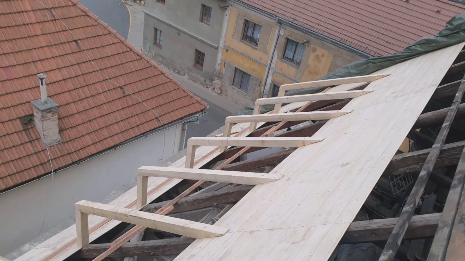 Precizně zpracovaná nová dřevěná konstrukce krovu připravená pro pokládku solární střechy