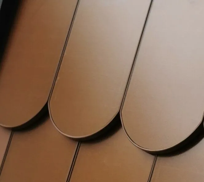 Fotovoltaická střecha osazená solárními bobrovkami PAXOS SBS, které se montují stejným způsobem jako tradiční historická krytina.