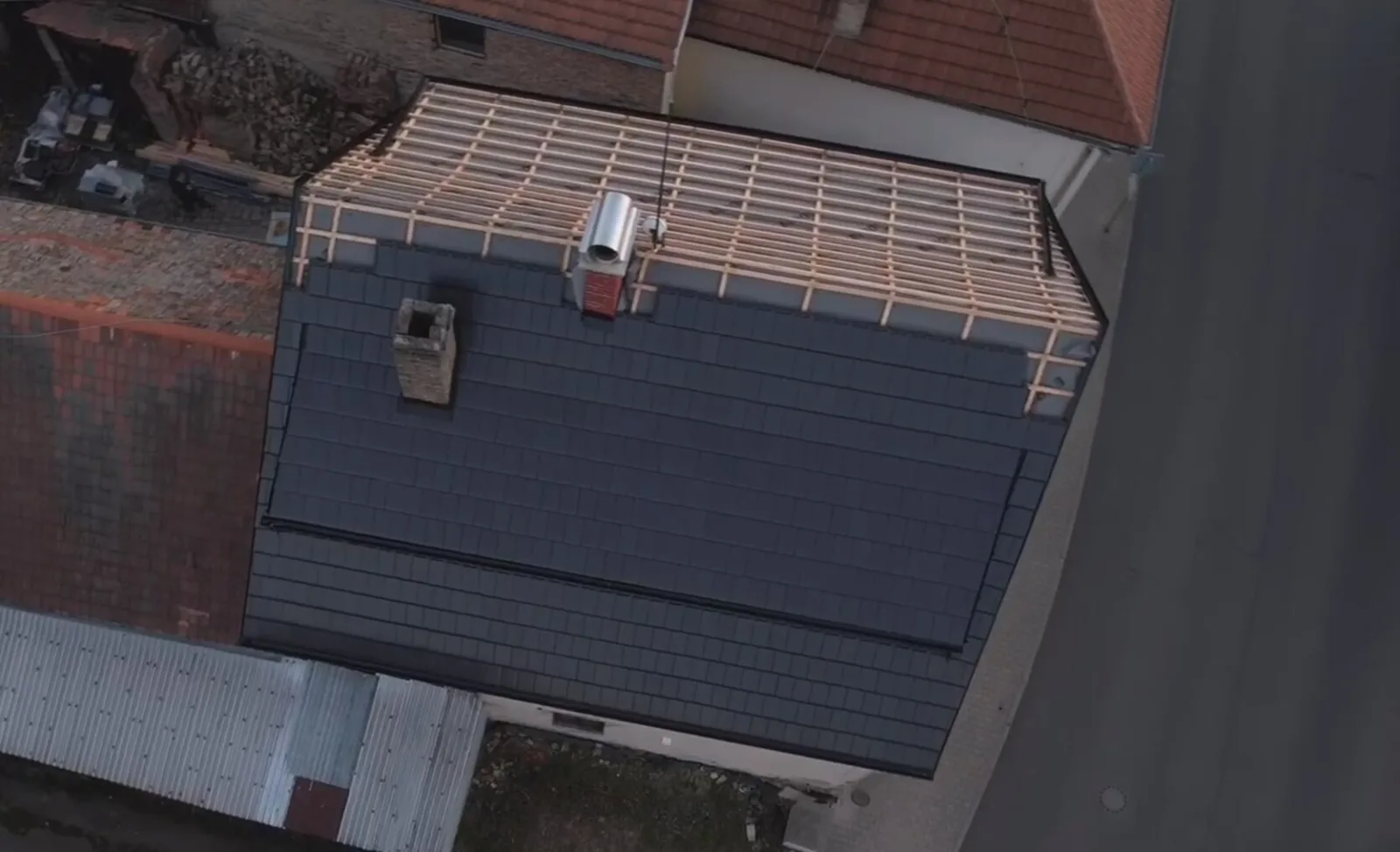 Instalace neaktivních střešních tašek na severní stranu střechy pro zachování jednotného vzhledu